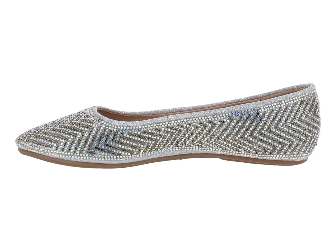 Zapato plano color plata con diseño de zigzag en pedrería brillante.