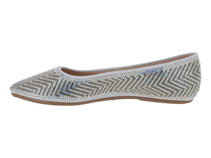 Zapato plano color plata con diseño de zigzag en pedrería brillante.