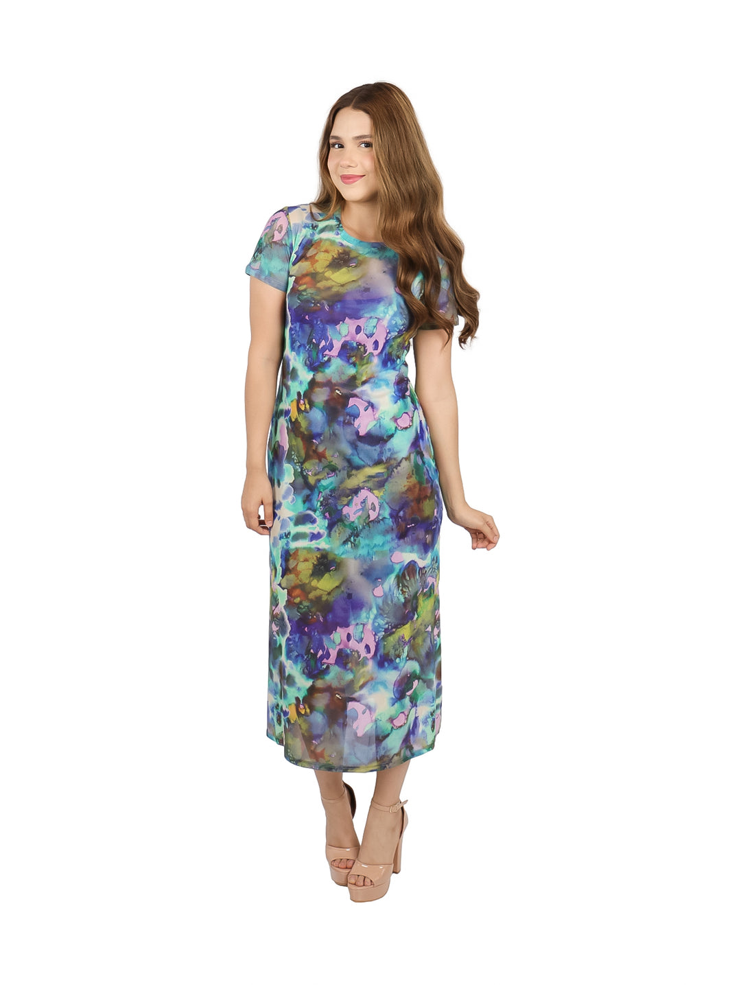 Mujer con vestido midi de manga corta y estampado multicolor estilo acuarela en tonos azules y púrpuras.