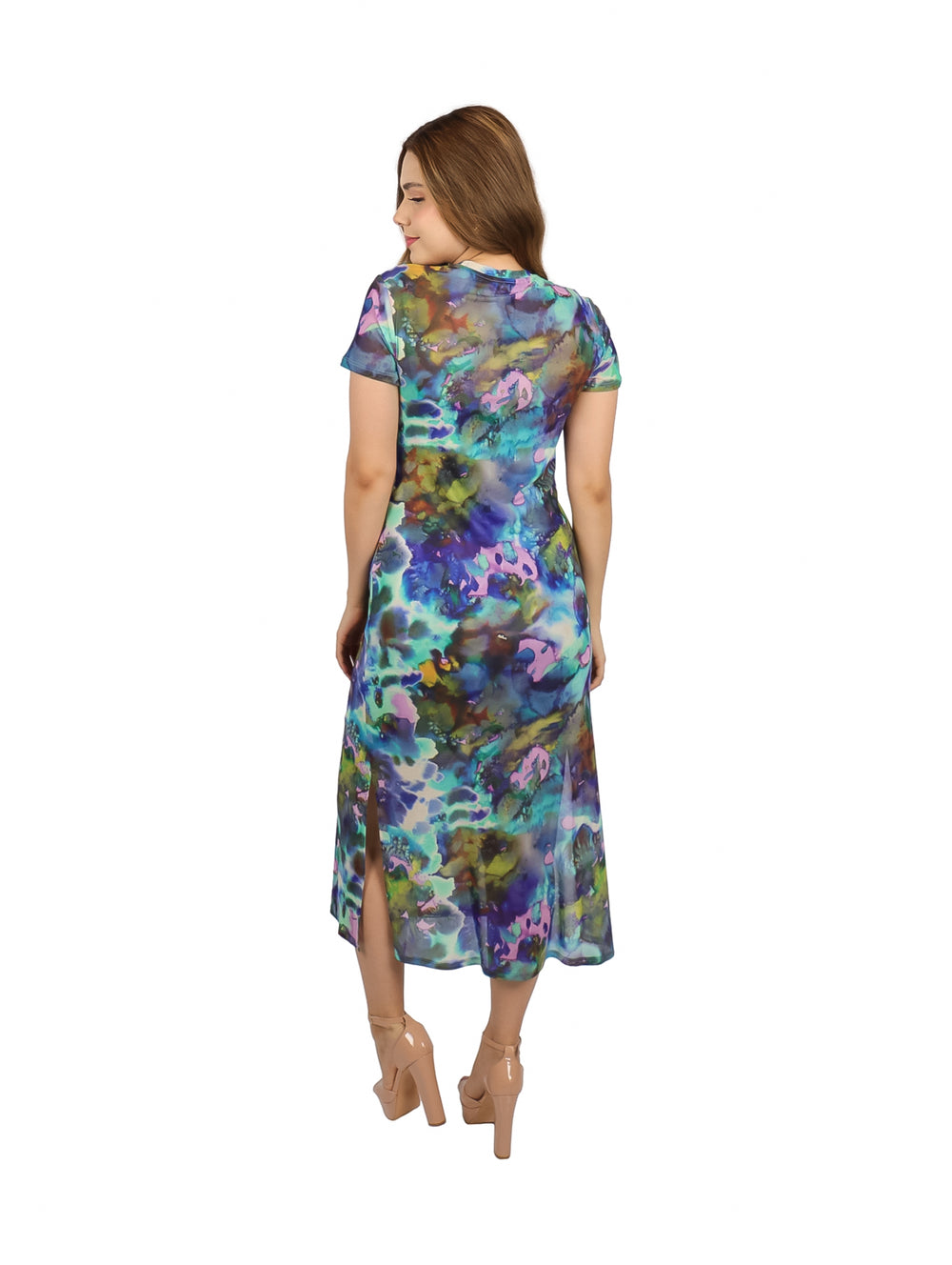 Mujer con vestido midi de manga corta y estampado multicolor estilo acuarela en tonos azules y púrpuras.
