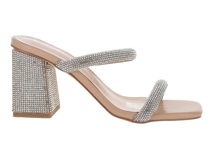 Sandalias beige de tacón cuadrado adornadas con tiras y tacón cubierto de pedrería plateada brillante.