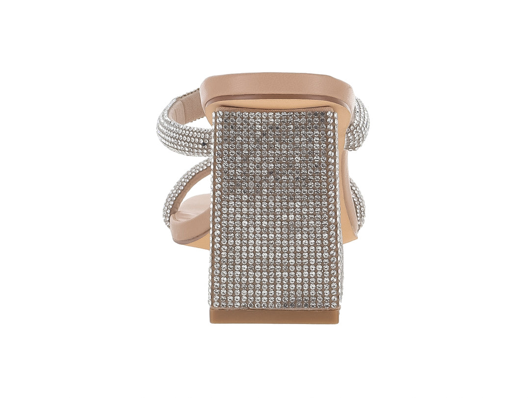 Sandalias beige de tacón cuadrado adornadas con tiras y tacón cubierto de pedrería plateada brillante.