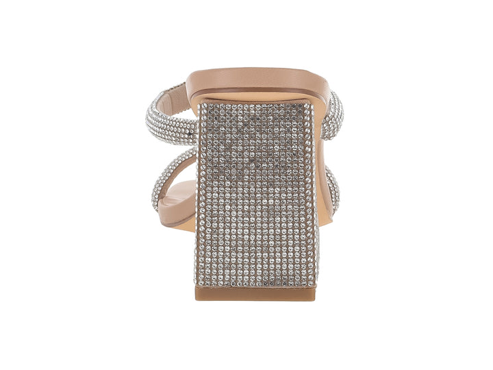 Sandalias beige de tacón cuadrado adornadas con tiras y tacón cubierto de pedrería plateada brillante.
