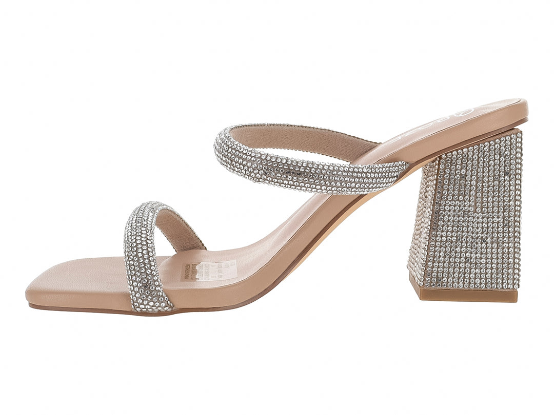 Sandalias beige de tacón cuadrado adornadas con tiras y tacón cubierto de pedrería plateada brillante.