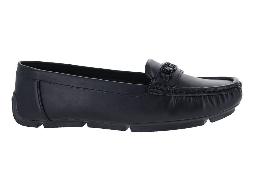 Zapato tipo mocasín de color negro con acabado liso y detalle decorativo en el empeine.