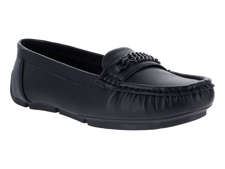 Zapato tipo mocasín de color negro con acabado liso y detalle decorativo en el empeine.