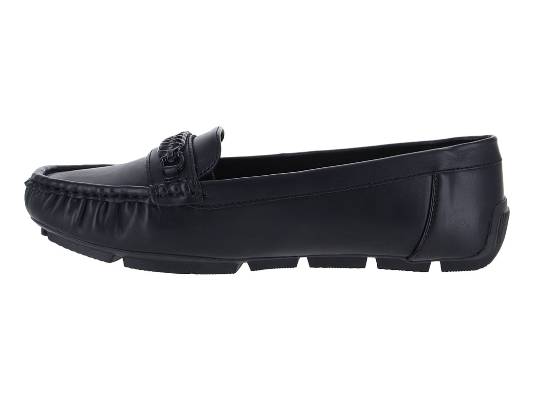 Zapato tipo mocasín de color negro con acabado liso y detalle decorativo en el empeine.