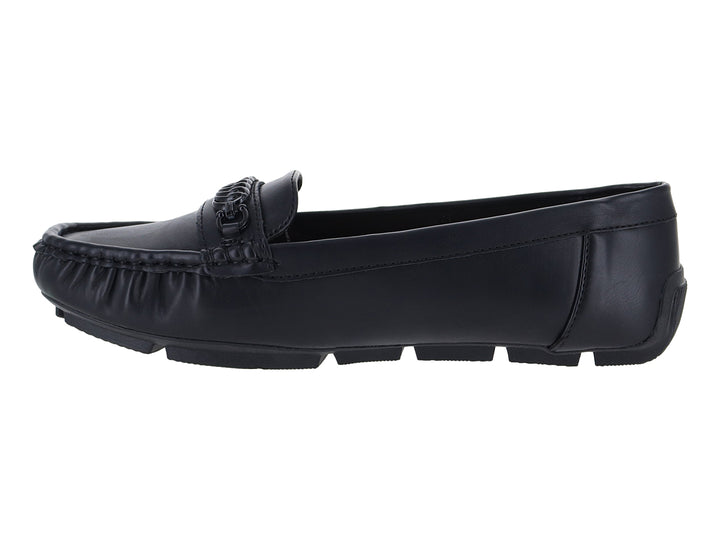 Zapato tipo mocasín de color negro con acabado liso y detalle decorativo en el empeine.