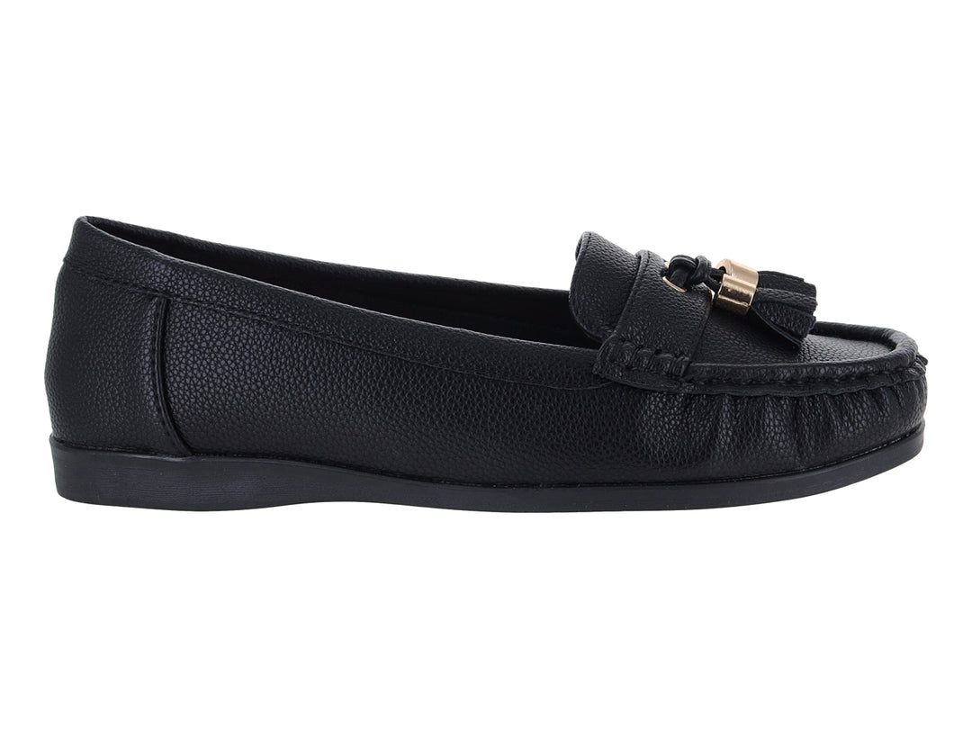 Zapato tipo mocasín color negro con detalle de borlas y herraje dorado en la parte superior.