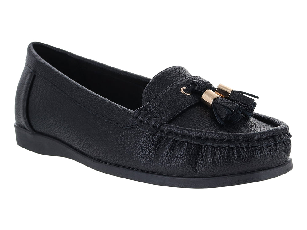 Zapato tipo mocasín color negro con detalle de borlas y herraje dorado en la parte superior.