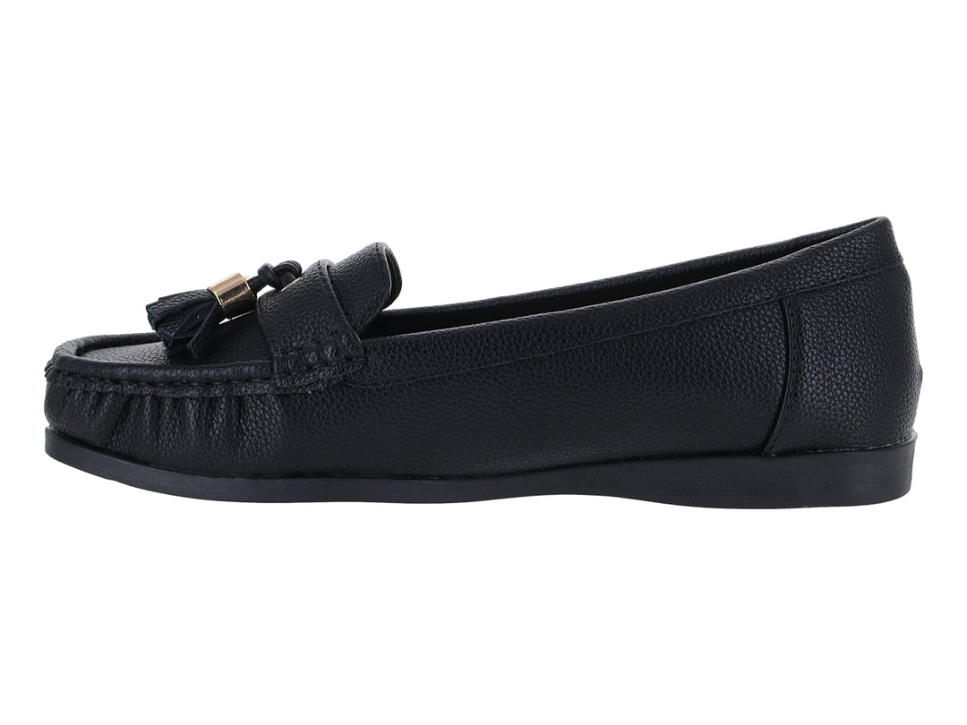 Zapato tipo mocasín color negro con detalle de borlas y herraje dorado en la parte superior.