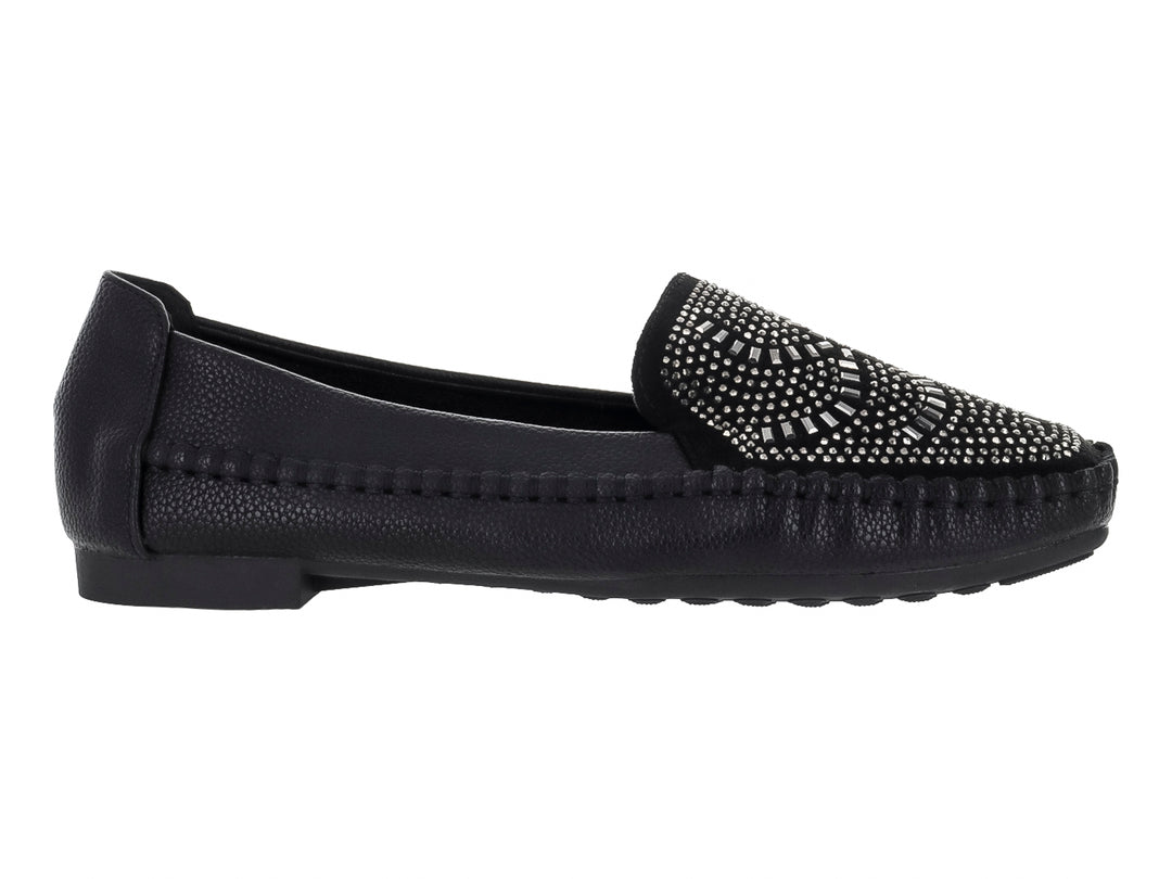 Zapato tipo mocasín color negro con adorno de pedrería plateada en la parte superior.
