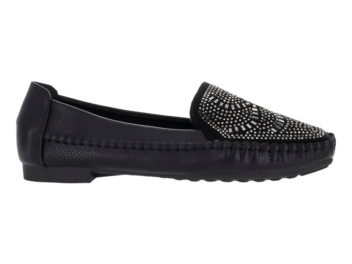 Zapato tipo mocasín color negro con adorno de pedrería plateada en la parte superior.