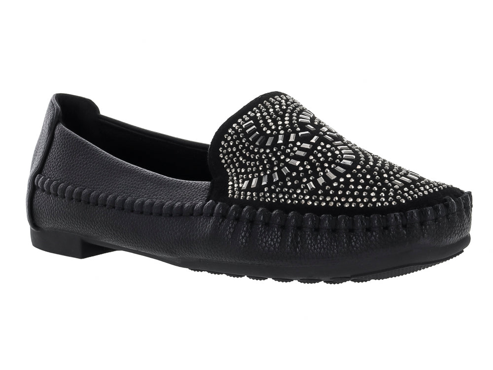 Zapato tipo mocasín color negro con adorno de pedrería plateada en la parte superior.