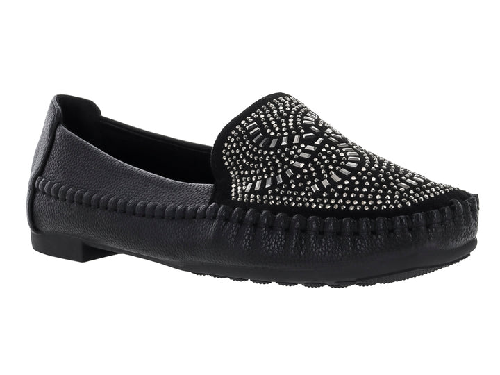 Zapato tipo mocasín color negro con adorno de pedrería plateada en la parte superior.