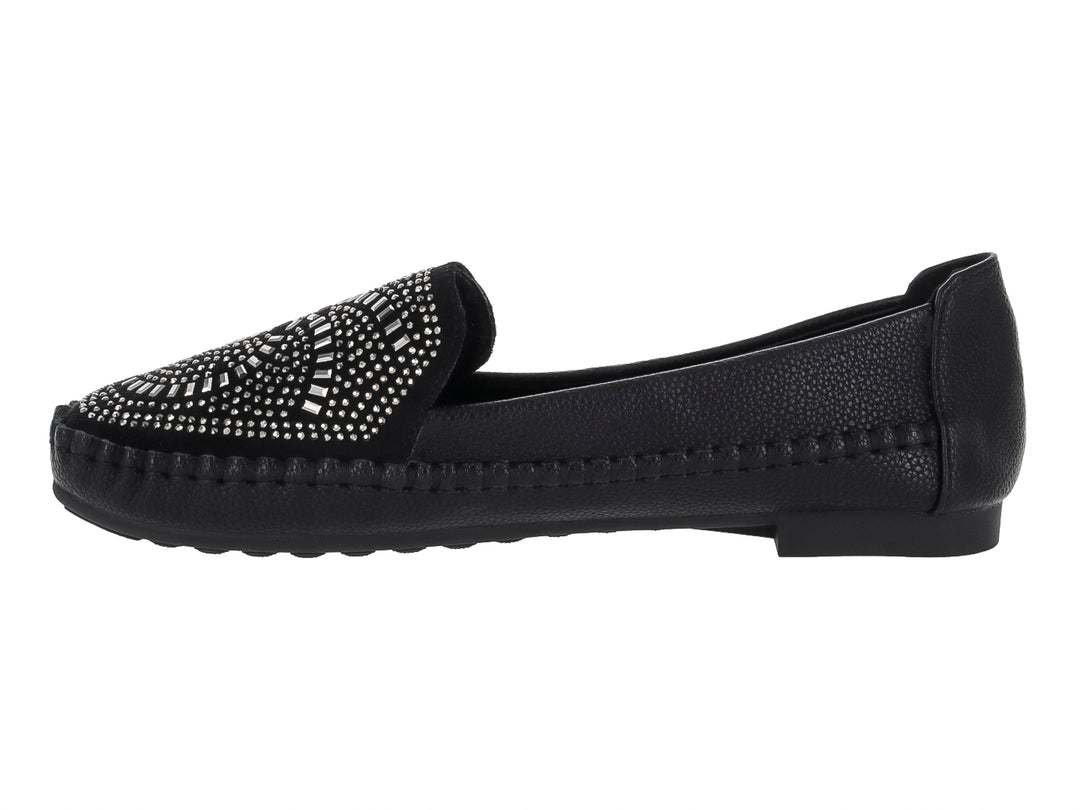 Zapato tipo mocasín color negro con adorno de pedrería plateada en la parte superior.