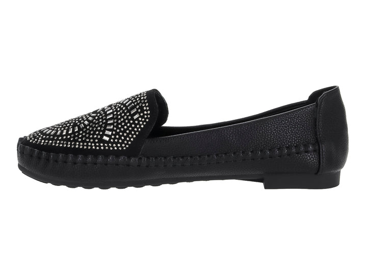 Zapato tipo mocasín color negro con adorno de pedrería plateada en la parte superior.