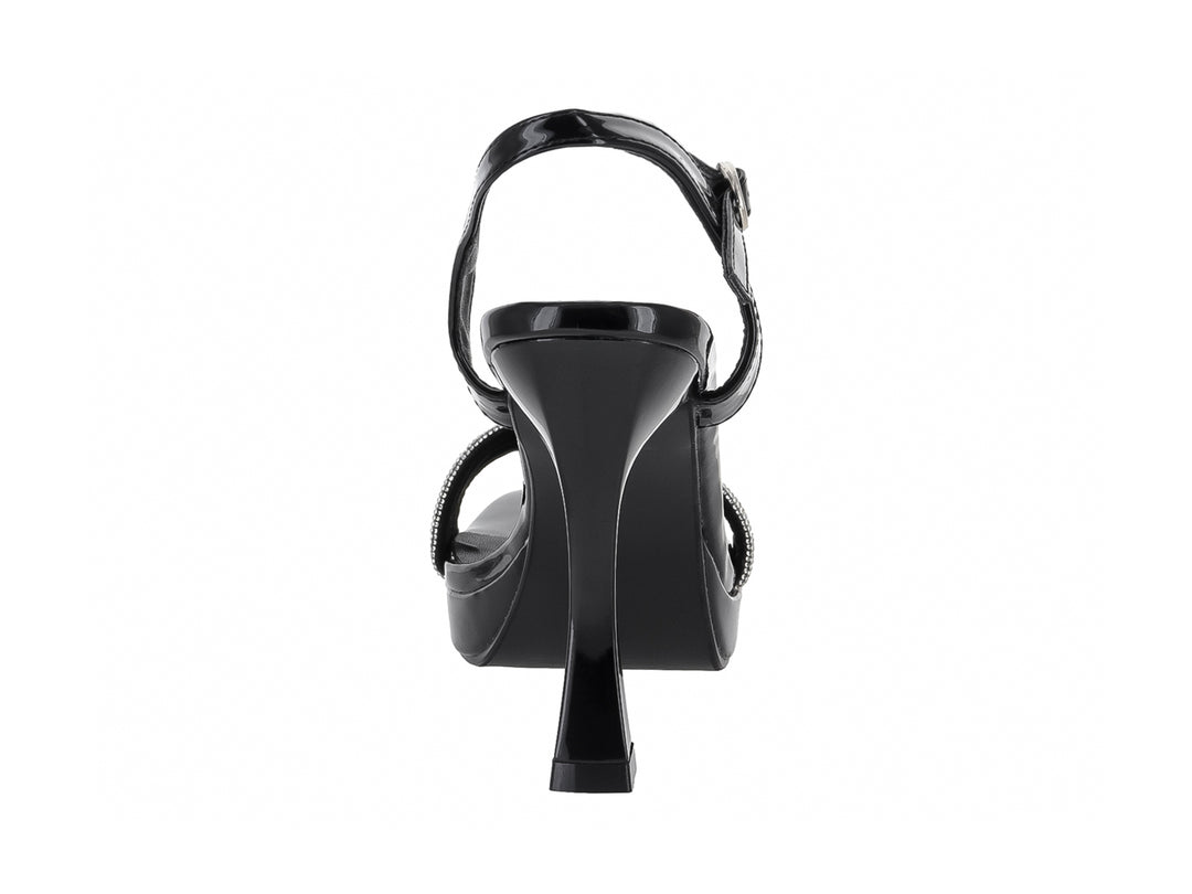 Sandalia negra de tacón alto y plataforma con tiras de brillantes y correa al tobillo.