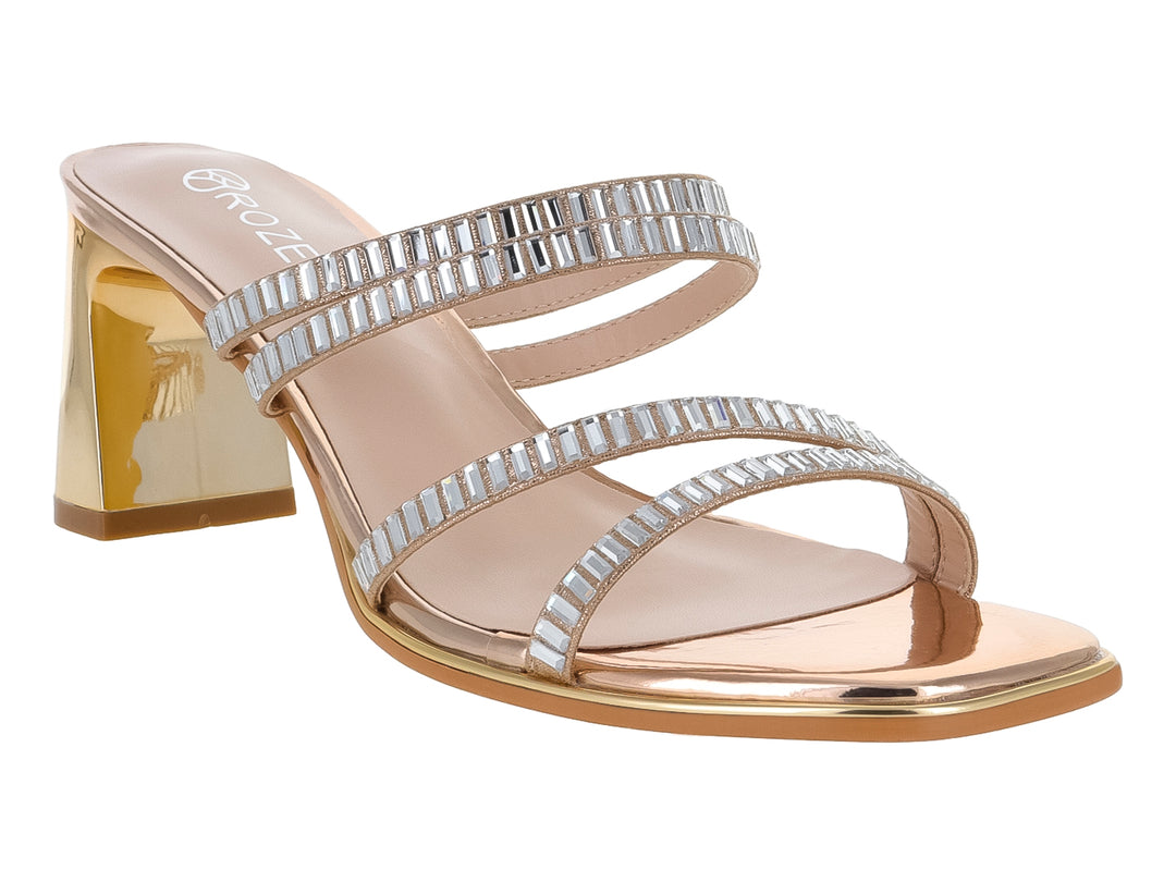 Sandalia color champagne con tacón cuadrado y tiras decoradas con pedrería brillante.