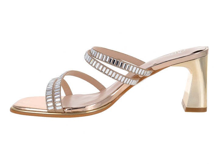 Sandalia color champagne con tacón cuadrado y tiras decoradas con pedrería brillante.