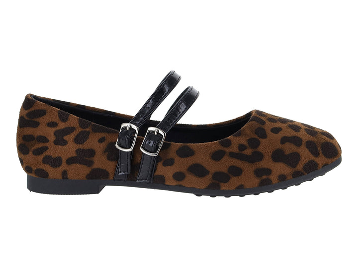 Zapatos planos con estampado de leopardo marrón y negro, con dos correas negras y hebillas plateadas.