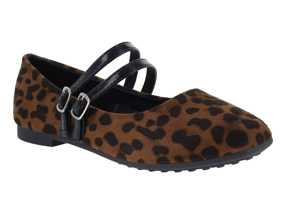 Zapatos planos con estampado de leopardo marrón y negro, con dos correas negras y hebillas plateadas.