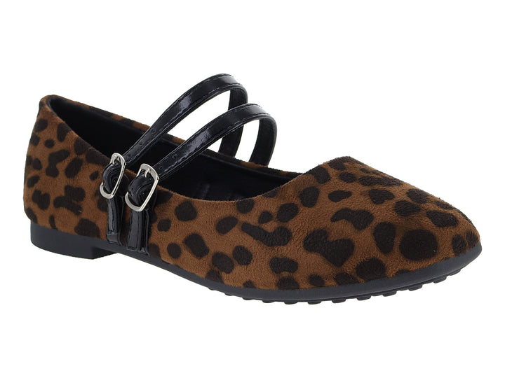 Zapatos planos con estampado de leopardo marrón y negro, con dos correas negras y hebillas plateadas.