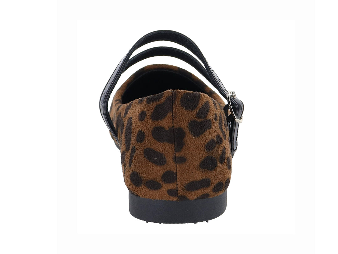 Zapatos planos con estampado de leopardo marrón y negro, con dos correas negras y hebillas plateadas.