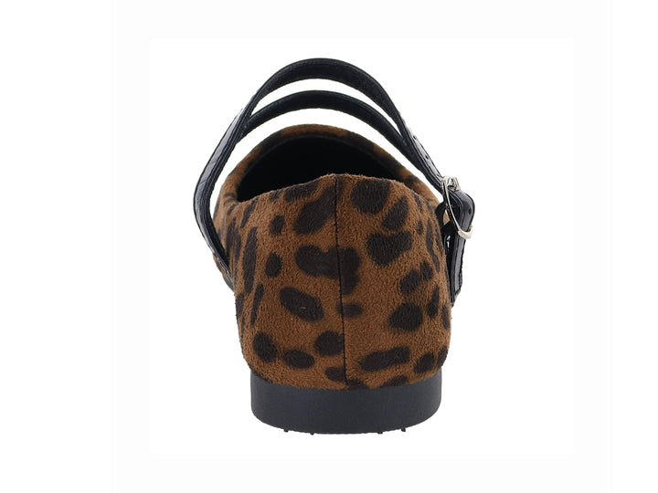 Zapatos planos con estampado de leopardo marrón y negro, con dos correas negras y hebillas plateadas.