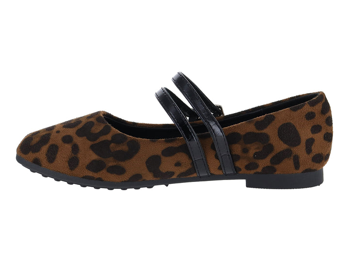 Zapatos planos con estampado de leopardo marrón y negro, con dos correas negras y hebillas plateadas.