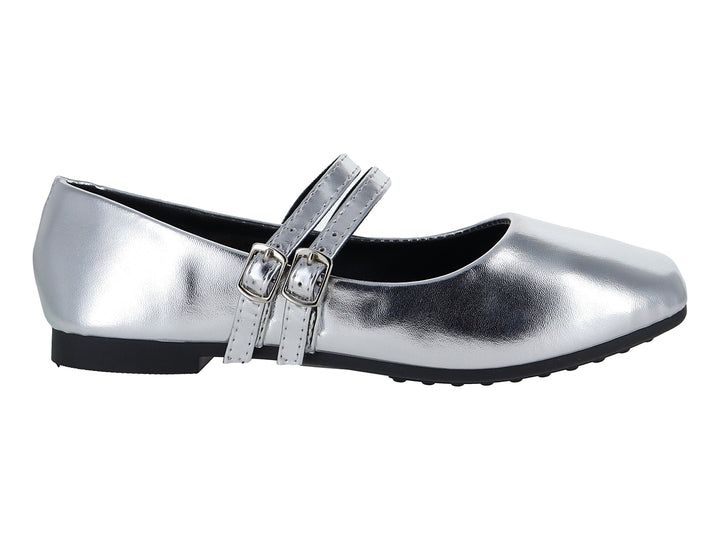 Zapato plano color plata brillante con dos correas y hebillas.