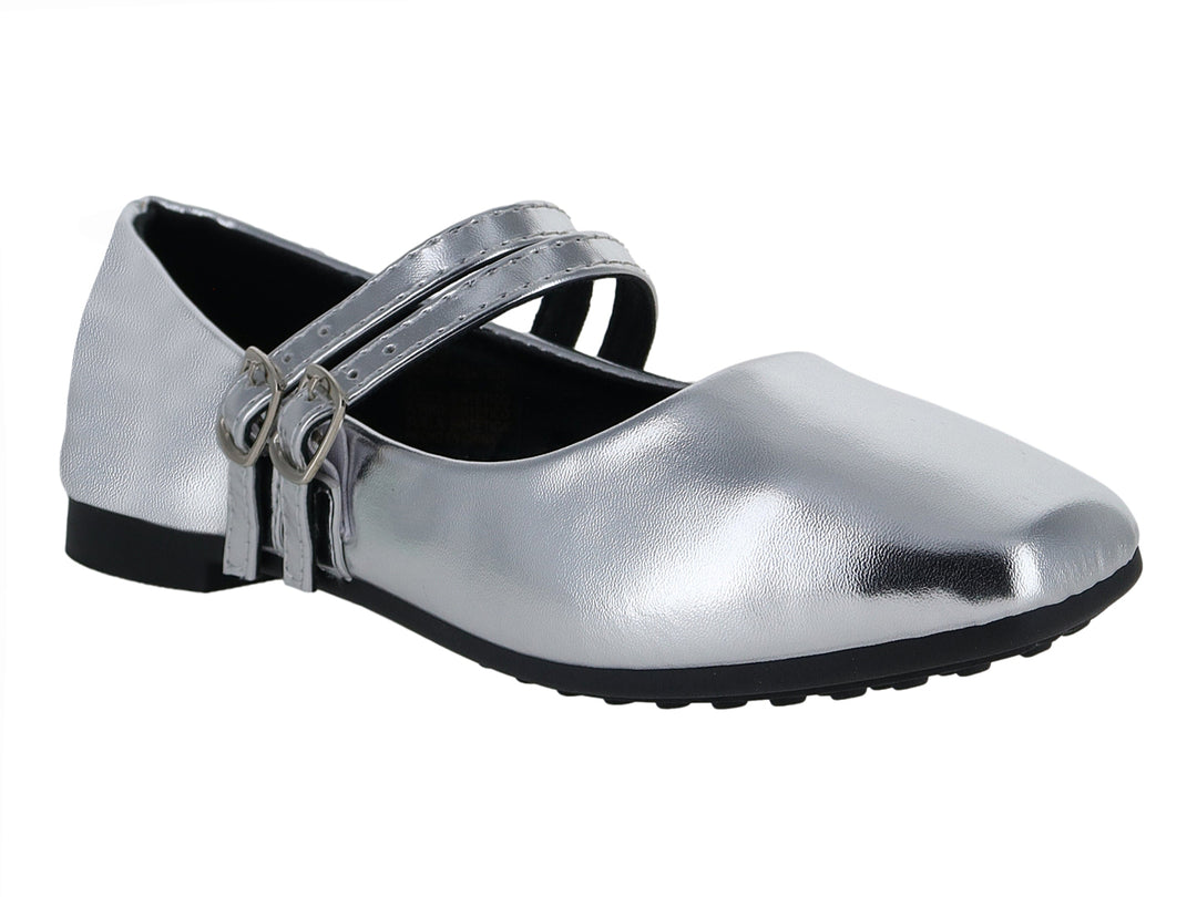 Zapato plano color plata brillante con dos correas y hebillas.