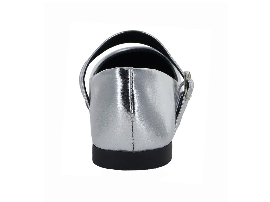 Zapato plano color plata brillante con dos correas y hebillas.