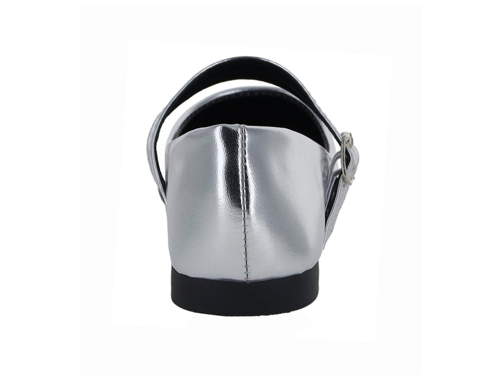 Zapato plano color plata brillante con dos correas y hebillas.