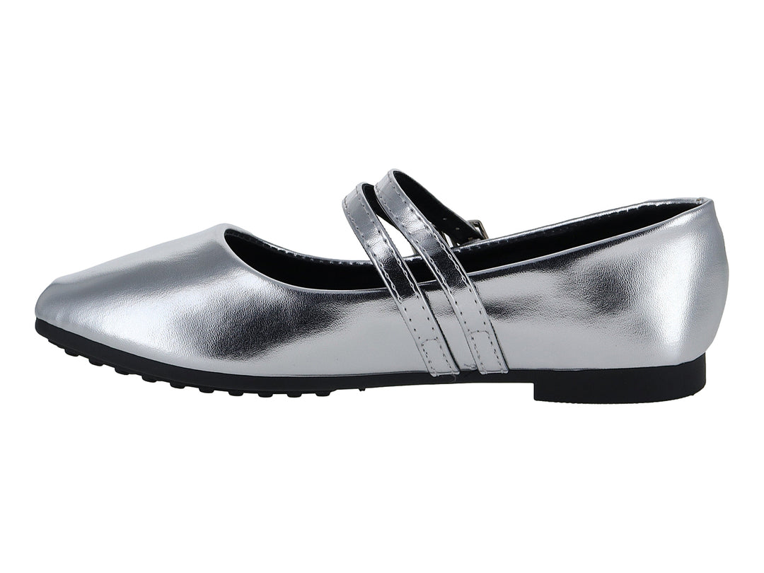 Zapato plano color plata brillante con dos correas y hebillas.