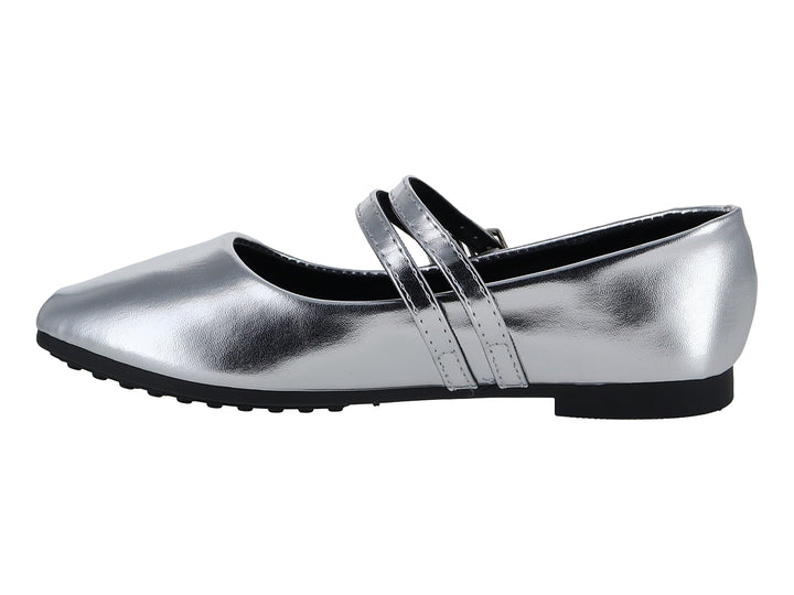 Zapato plano color plata brillante con dos correas y hebillas.