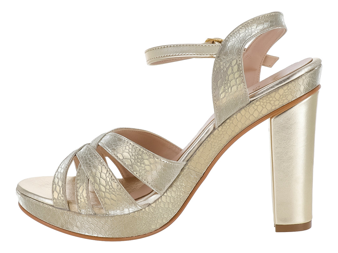 Sandalia elegante color oro metálico con tacón grueso, plataforma y tiras cruzadas en la parte frontal.