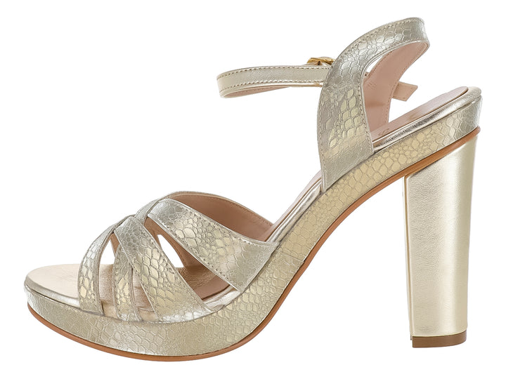 Sandalia elegante color oro metálico con tacón grueso, plataforma y tiras cruzadas en la parte frontal.