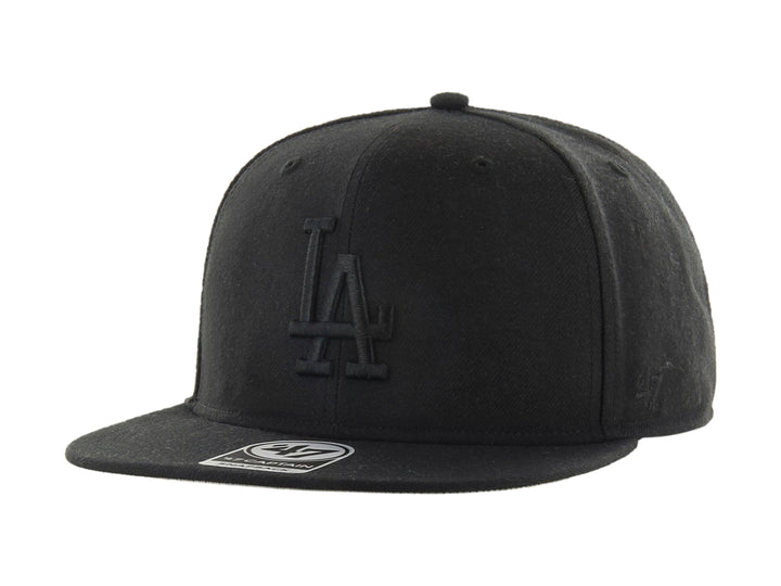 Gorra negra de los Angeles Dodgers con visera plana y logotipo bordado en el mismo color.
