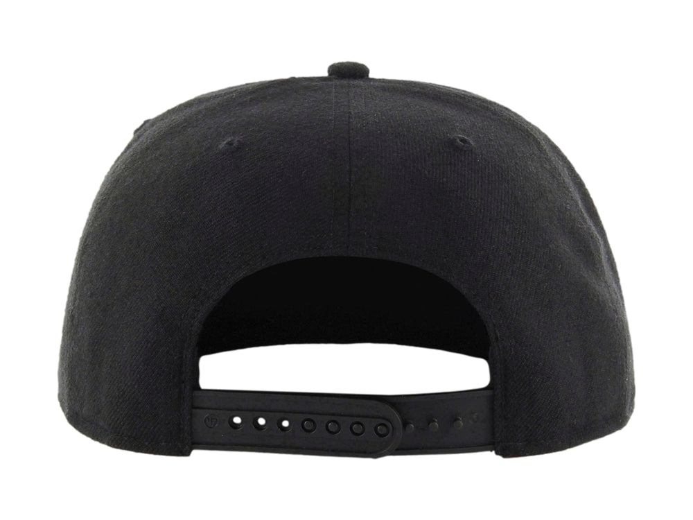 Gorra negra de los Angeles Dodgers con visera plana y logotipo bordado en el mismo color.