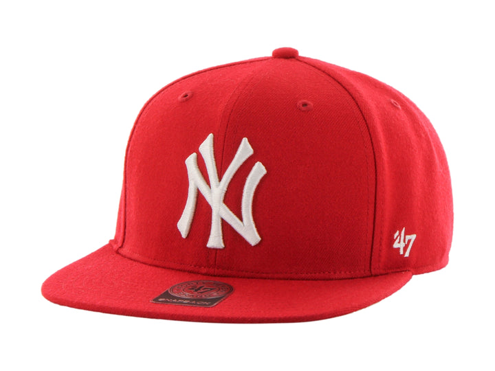 Gorra de béisbol roja de la marca 47 Brand con logotipo blanco de los New York Yankees y visera plana.