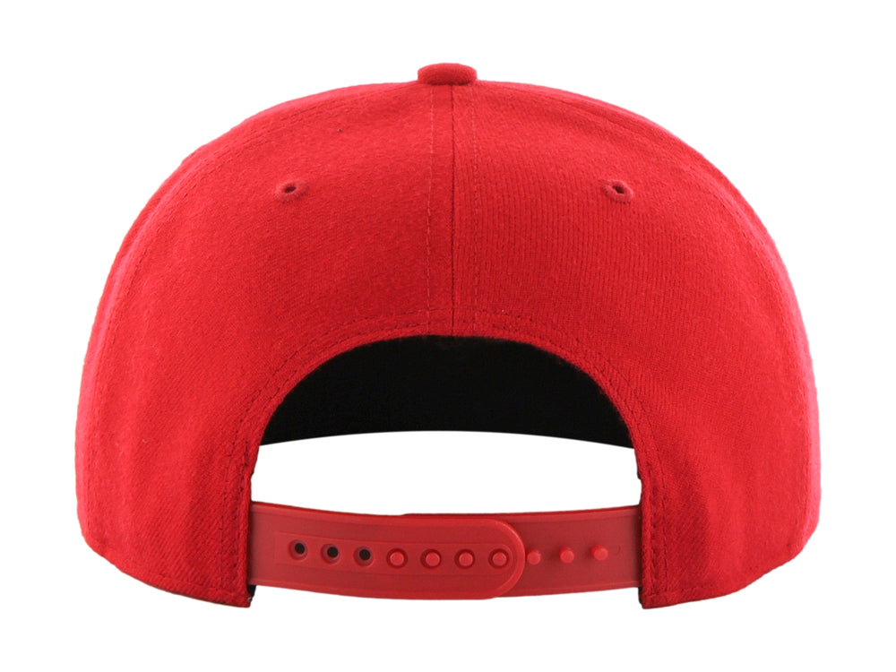 Gorra de béisbol roja de la marca 47 Brand con logotipo blanco de los New York Yankees y visera plana.