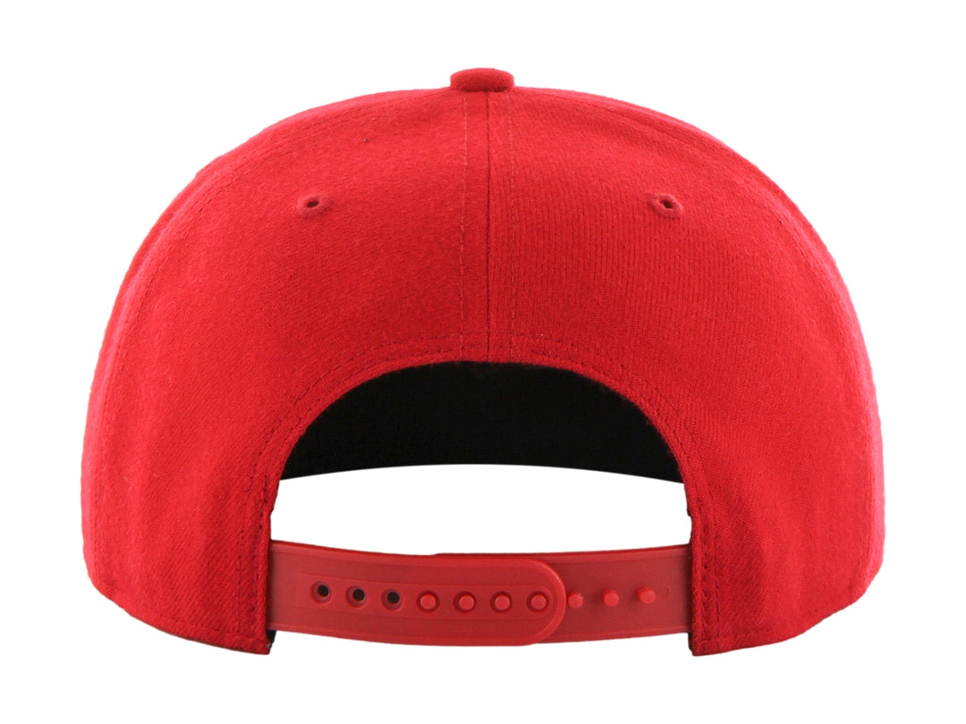 Gorra de béisbol roja de la marca 47 Brand con logotipo blanco de los New York Yankees y visera plana.