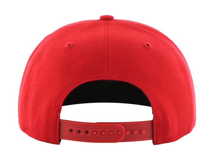 Gorra de béisbol roja de la marca 47 Brand con logotipo blanco de los New York Yankees y visera plana.
