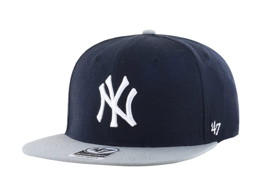 Gorra 47 Brand de los New York Yankees en color azul marino con visera gris y logo blanco bordado.