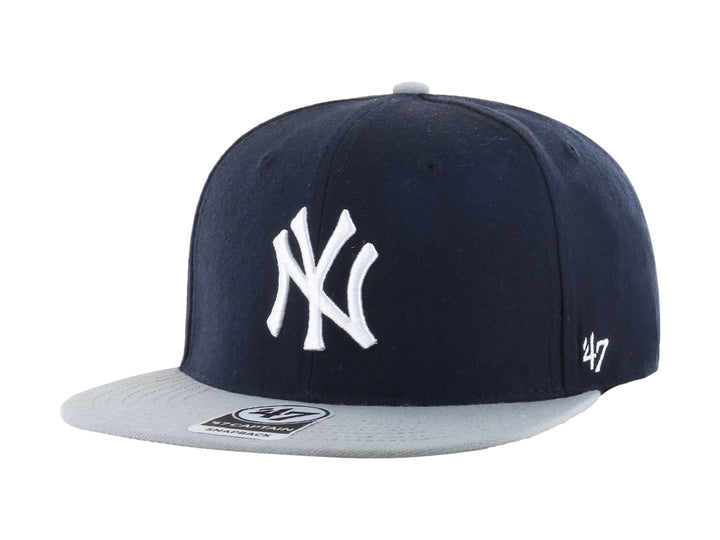 Gorra 47 Brand de los New York Yankees en color azul marino con visera gris y logo blanco bordado.