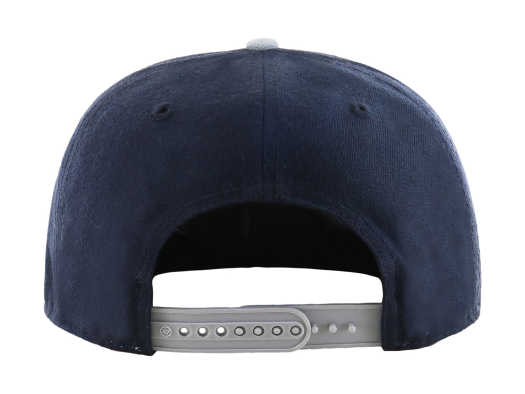 Gorra 47 Brand de los New York Yankees en color azul marino con visera gris y logo blanco bordado.