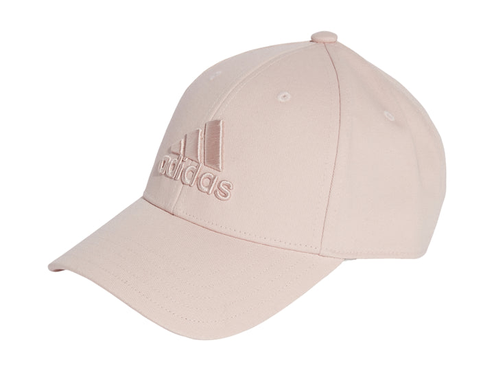 Gorra de béisbol Adidas en color rosa pálido con logotipo tonal bordado en el frente.