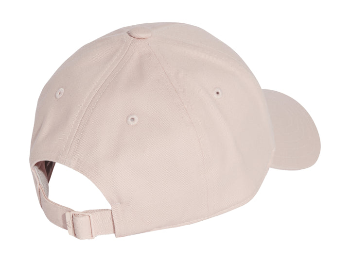 Gorra de béisbol Adidas en color rosa pálido con logotipo tonal bordado en el frente.
