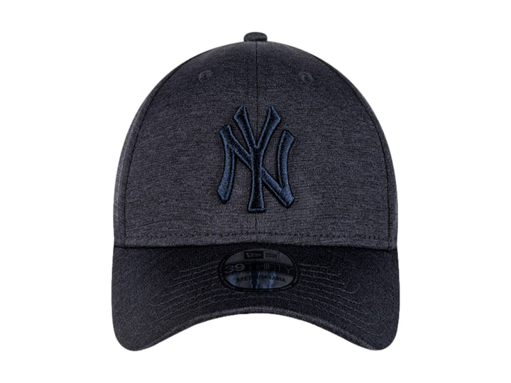 Gorra de béisbol New Era color navy con logotipo de los New York Yankees bordado en tono similar.